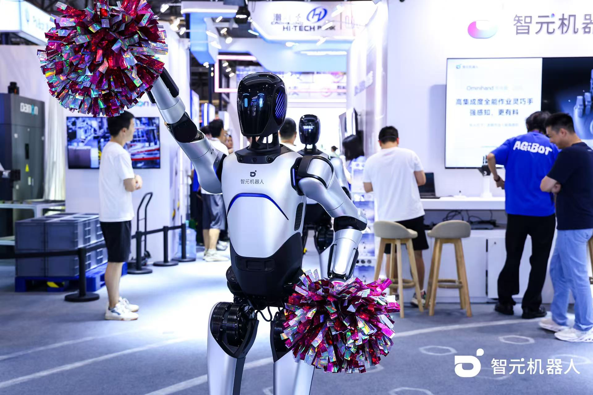 jiuyou.com九游机器人 WAIC 首日展台火爆，机器人家族集体打工忙不停